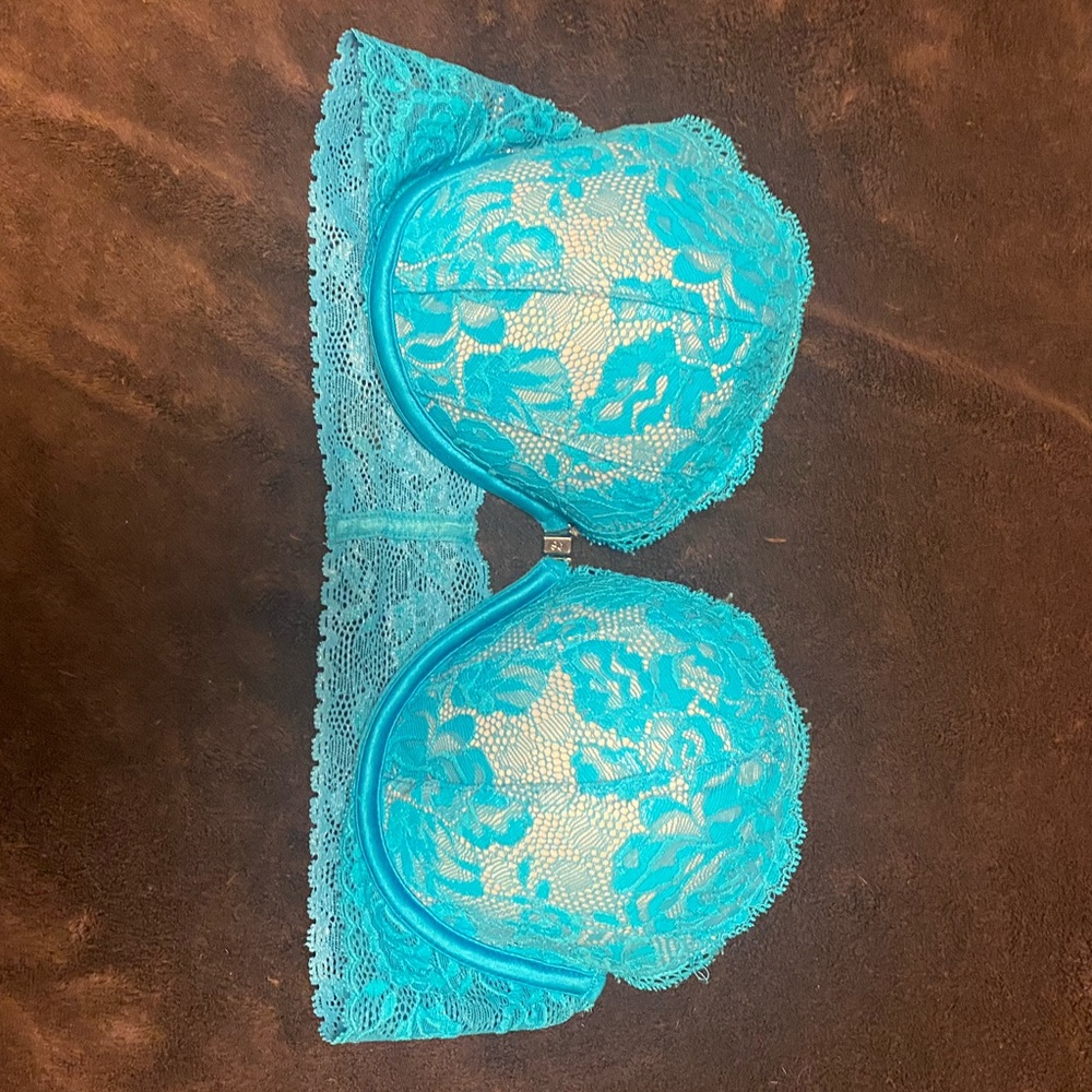 34C lace Victoria’s Secret strapless bra